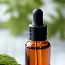 Aceite de árbol de té en frasco de vidrio